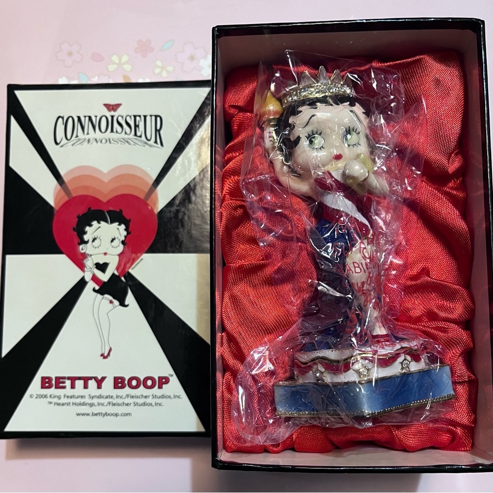 Betty Boop Connoisseur New York’s Miss Liberty Figurine/trinket box.